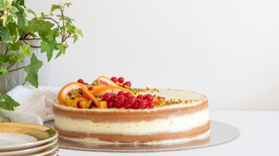 tarta de vainilla  chocolate blanco sobre fondo blanco