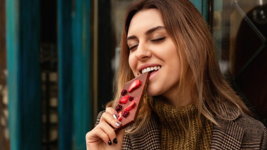 Mujer comiendo chocolate
