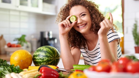 Mujer en cocina feliz