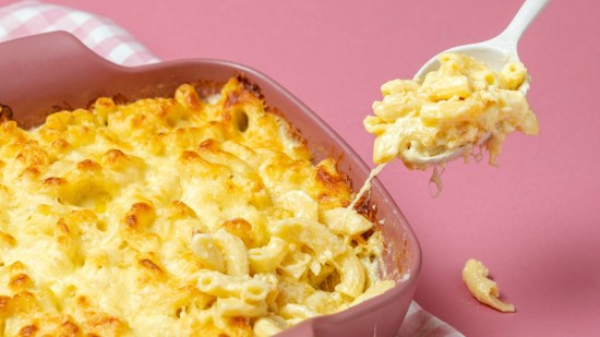 mac and cheese sobre fondo rosa