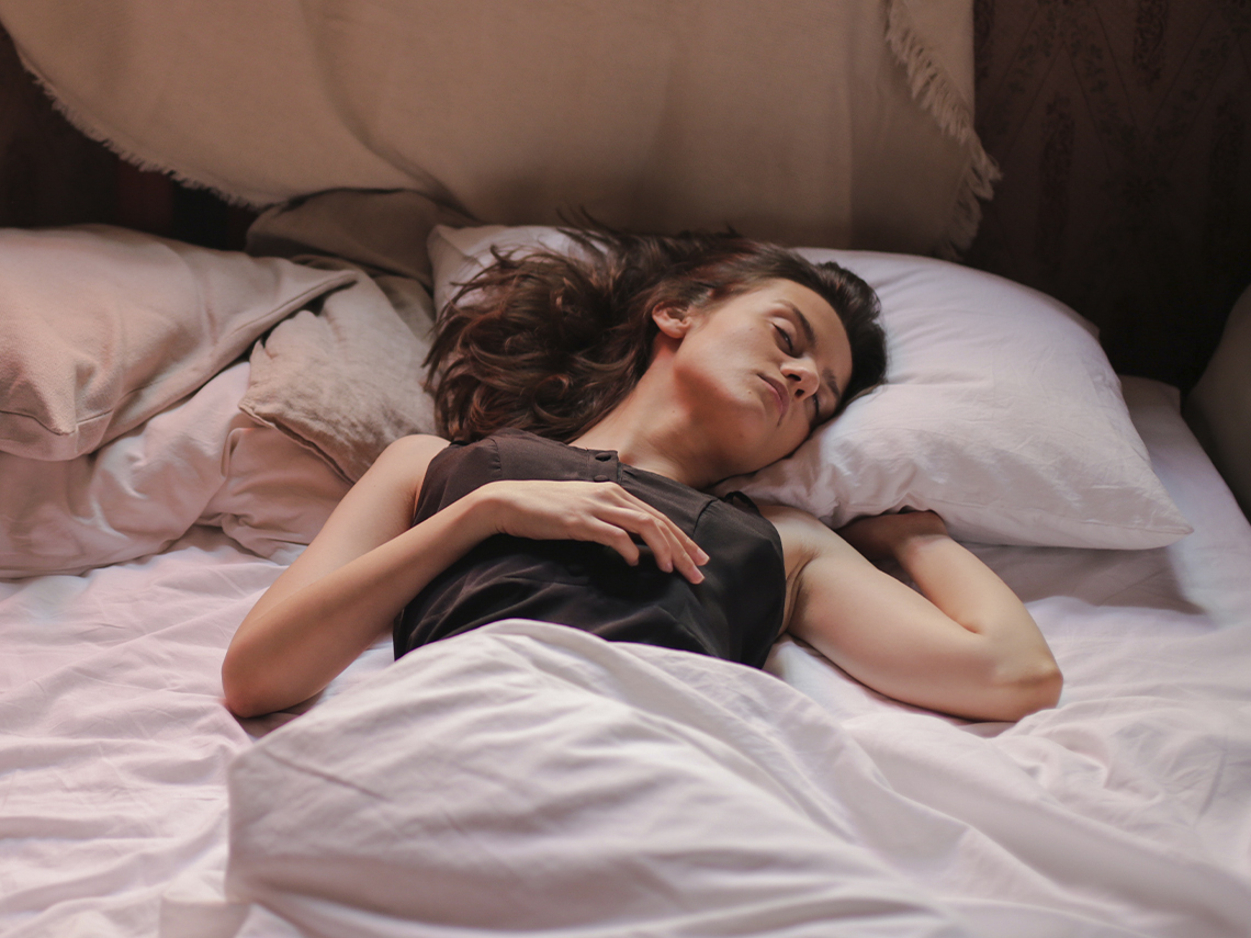 Mujer durmiendo en cama