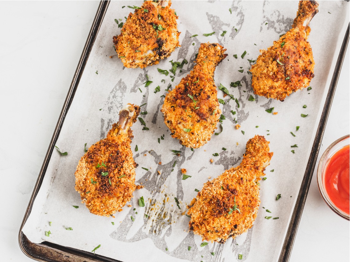 pollo crujiente con hierbas sobre bandeja de horno