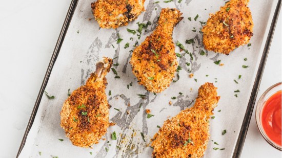 pollo crujiente con hierbas sobre bandeja de horno