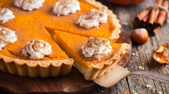 pumpkin pie sobre mesa de madera oscura