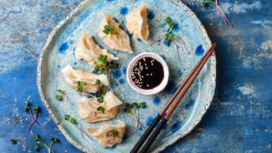 dim sum sobre plato de color azul y palillos