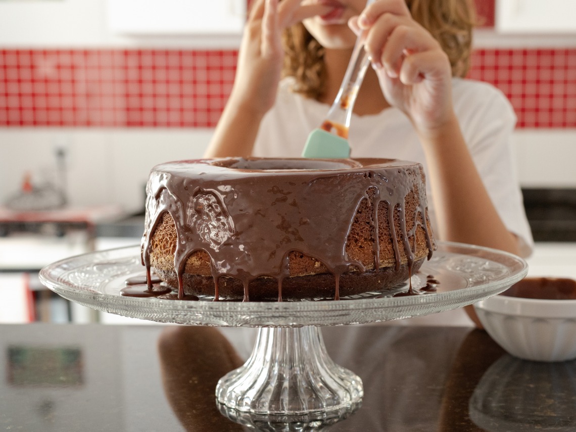 tarta de chocolate sobre encimera en la cocina