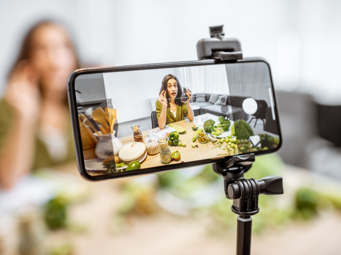 movil grabando a mujer mientras cocina