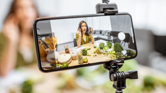 movil grabando a mujer mientras cocina