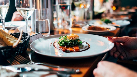 mesa de restaurante con la mesa puesta plano medio