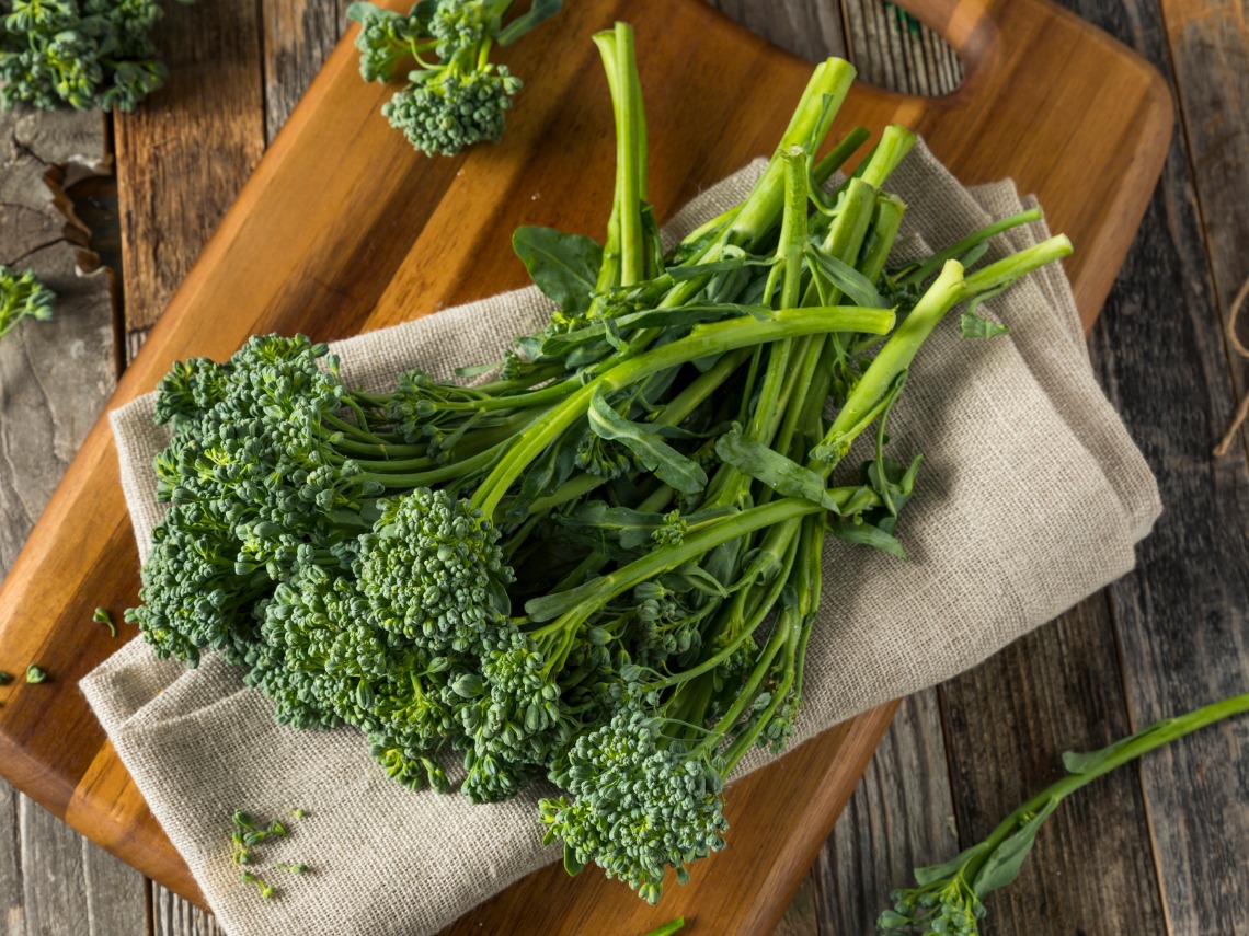 plano zenital brocolinni bimi sobre mesa de madera