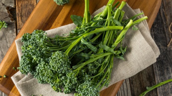 plano zenital brocolinni bimi sobre mesa de madera