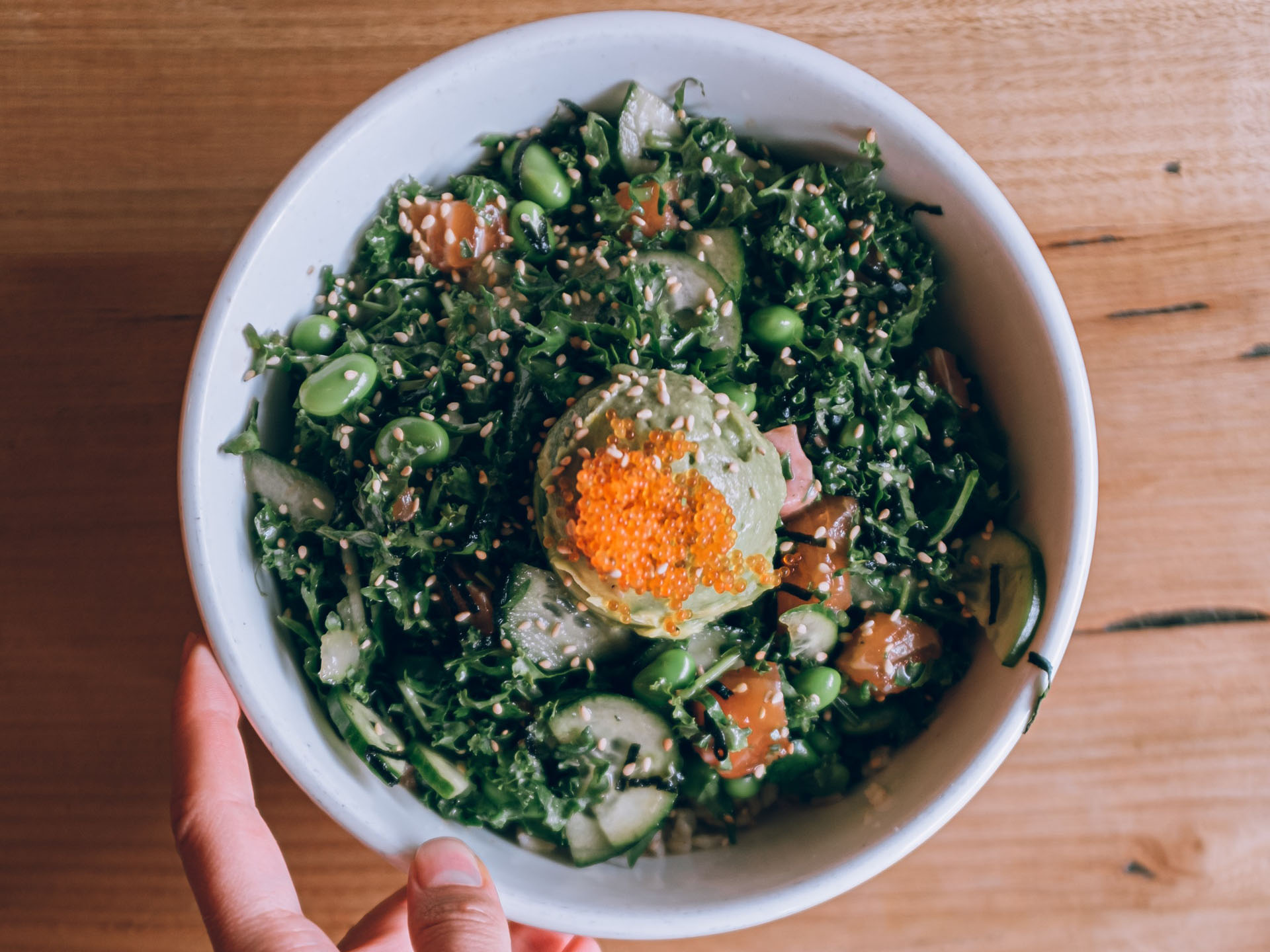 plano zenital de poke en bowl blanco