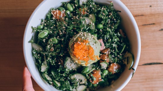 plano zenital de poke en bowl blanco