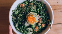 plano zenital de poke en bowl blanco