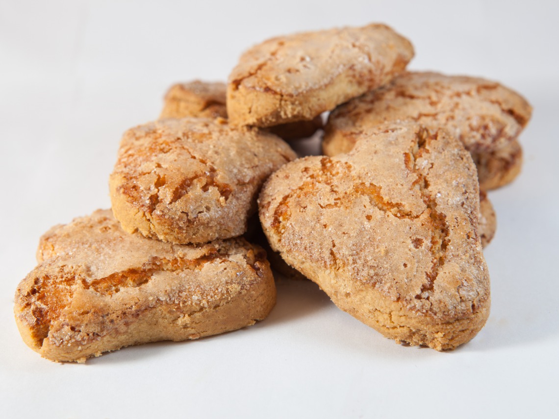 perrunillas pastas tipicas sobre fondo blanco