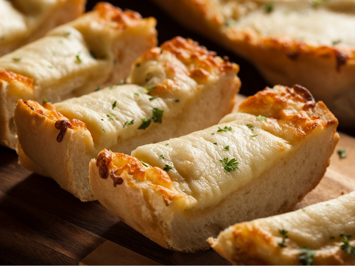 pan de queso sobre tabla de madera