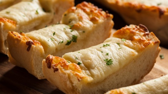 pan de queso sobre tabla de madera