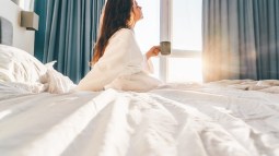 Beneficios de beber agua al despertar