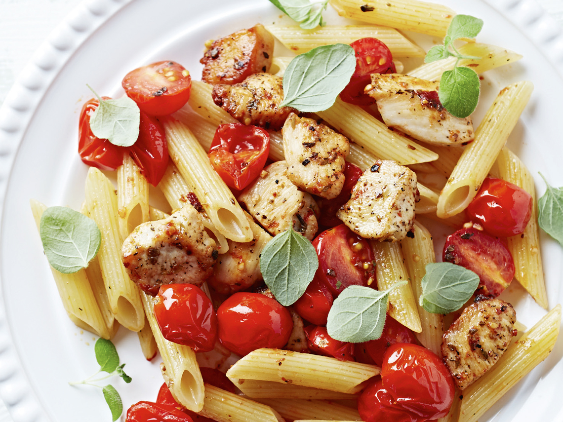 Macarrones con pollo y tomatitos ‘cherry’