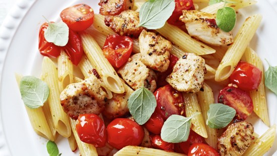 Macarrones con pollo y tomatitos ‘cherry’