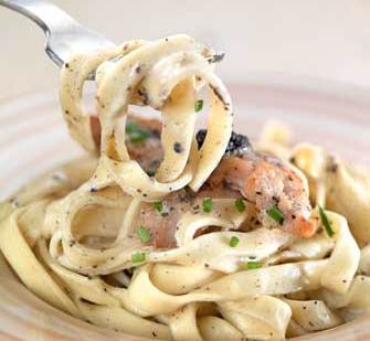 'Tagliatelle' con Pollo y Salsa de Trufa Negra.