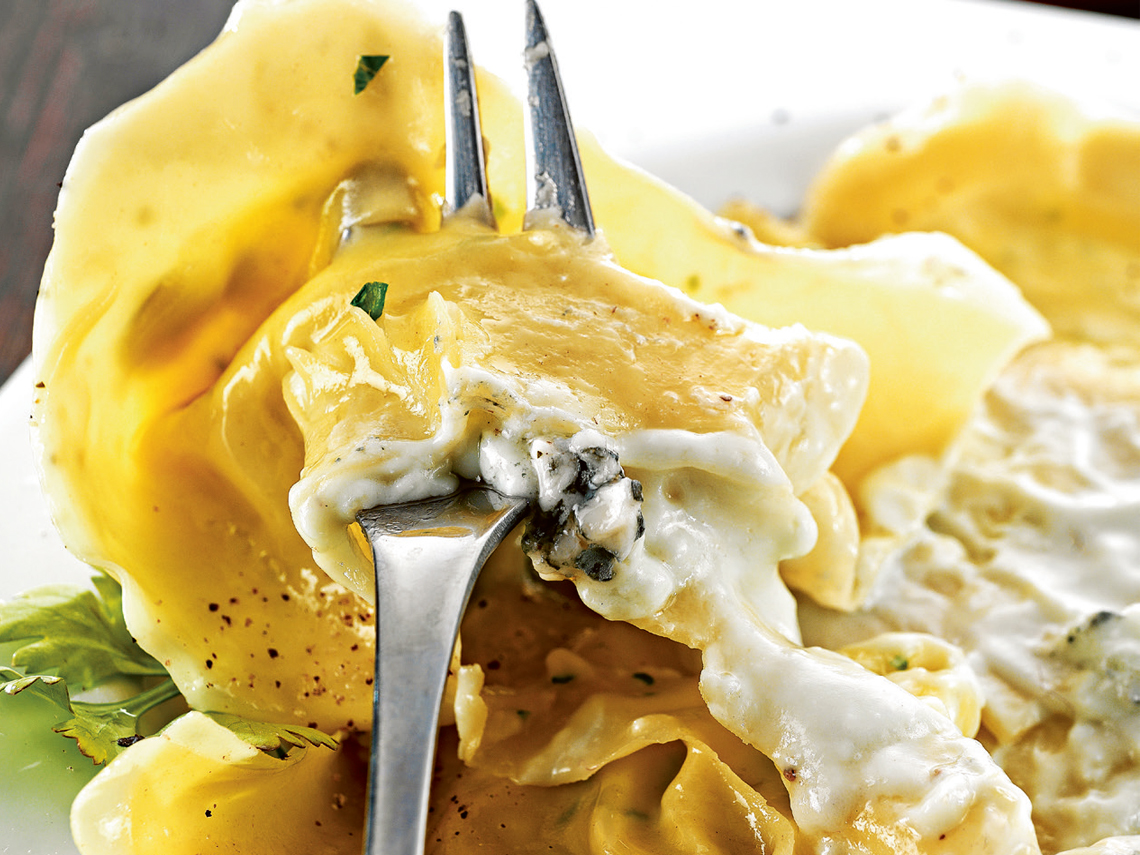 Raviolis de queso brie con salsa roquefort