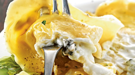 Raviolis de queso brie con salsa roquefort