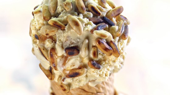 Cucurucho con bola de caramelo y piñones