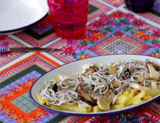 Huevos rotos con boletus, patatas y gulas