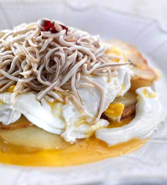 Huevos Estrellados con Patatas y Gulas Picantes