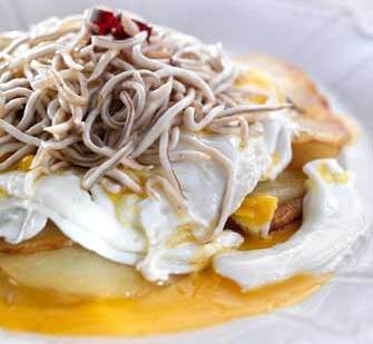 Huevos Estrellados con Patatas y Gulas Picantes
