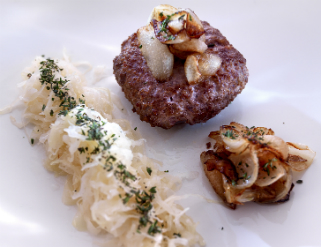 Bitoques de presa ibérica con chucrut