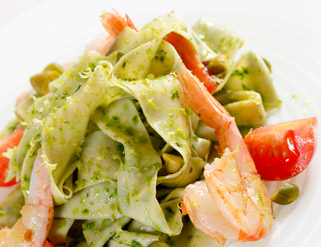 Parpadelle con gambas y pesto de pistacho