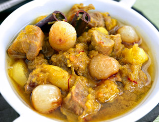 Cordero especiado con cebollas confitadas