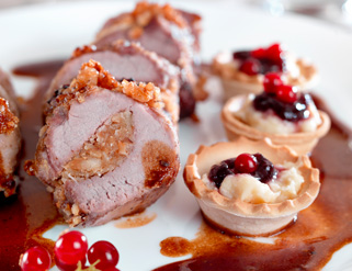 Solomillo relleno de frutos secos con salsa de vino