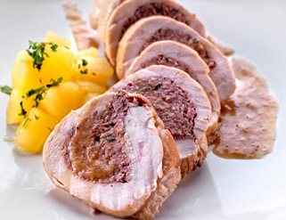 Pechuga rellena con manzana salteada