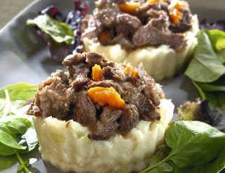 Carrilleras de ternera en nido de puré de patata y apio