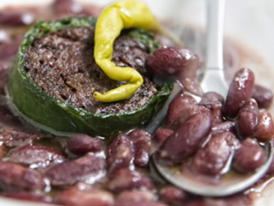 Alubias de Tolosa con sushi de morcilla y berza