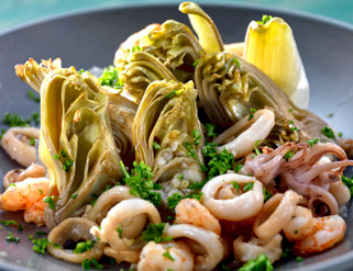 Salteado de alcachofas, gambas y chipirones