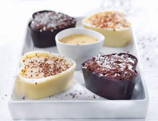 Corazones fundidos de dos chocolates