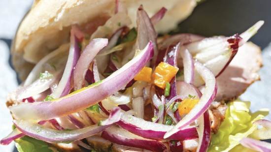 Bocatín de butifarra peruana