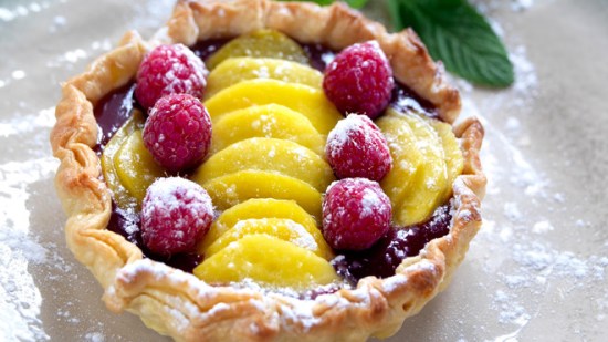 Tartaleta de mango y frambuesas
