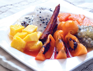 Ensalada de frutas tropicales con jengibre y miel