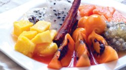 Ensalada de frutas tropicales con jengibre y miel