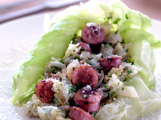 repollo salteado con salchichas