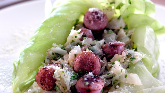 repollo salteado con salchichas