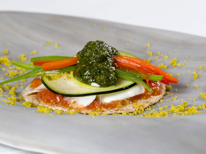 Coca de verduras y mozzarella con pesto de pistachos