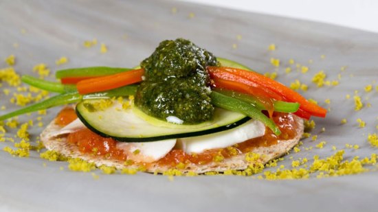 Coca de verduras y mozzarella con pesto de pistachos