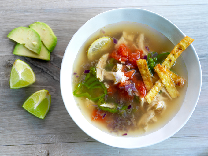 sopa  de pollo a la mexicana