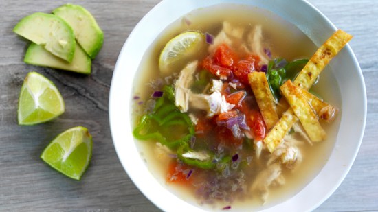 sopa  de pollo a la mexicana